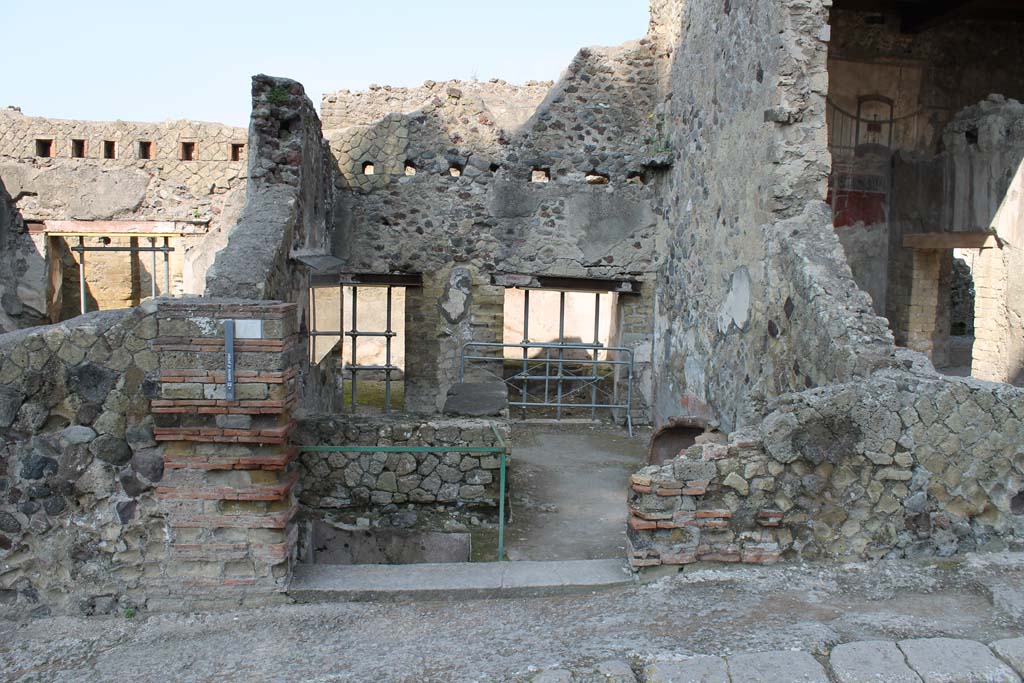 IV.17, Herculaneum, March 2014.
Looking towards entrance doorway on west side of Cardo V.
Foto Annette Haug, ERC Grant 681269 DÉCOR